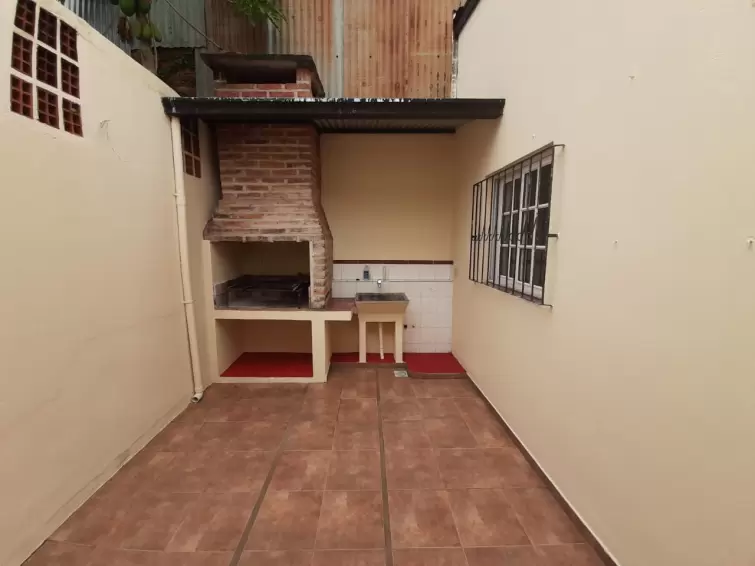 Se alquila casa 2 dormitorios sobre avenida